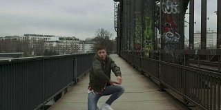 城市舞者在桥铁轨上跳舞