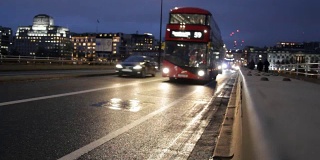 伦敦公共汽车和出租车在滑铁卢桥，伦敦，英国