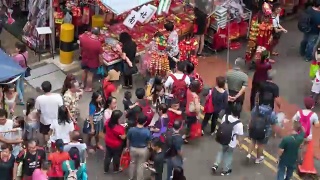 2018年中国新年在新加坡华埠，游客享受旅游视频素材模板下载