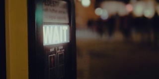 牛津广场夜间行人等待标志。