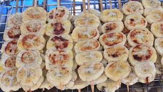 街头小吃:在泰国夜市卖烤香蕉串视频素材模板下载