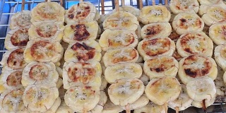 街头小吃:在泰国夜市卖烤香蕉串