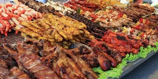 泰国街头小吃:肉串，炸鱼，海鲜夜市，泰国