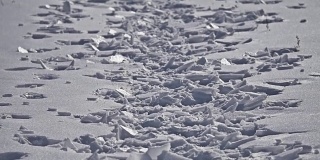 白雪覆盖的冰作为抽象的冬日背景