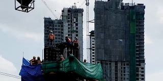 建筑工地工人，香港在建的摩天大楼。