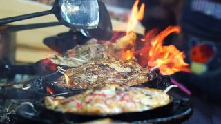 用铁锹在平底锅上翻炒炸虾的特写慢镜头，泰国传统食物，亚洲食物视频素材模板下载
