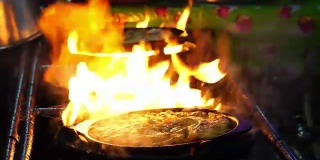 4K镜头的特写烹饪炸虾铲子炒锅上的锅，泰国传统食物，亚洲食物
