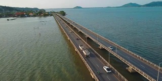 泰国宋克拉河上的卡车驾驶桥的鸟瞰图
