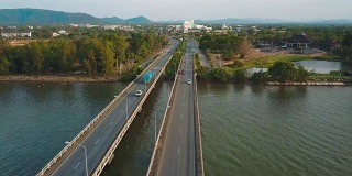 车辆在泰国松卡河上过桥的鸟瞰图