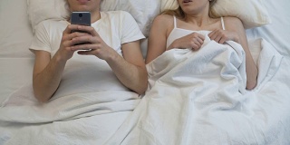 男朋友在床上玩手机游戏，无视女朋友，夫妻问题