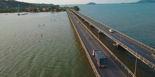 泰国宋克拉河上的卡车驾驶桥的鸟瞰图