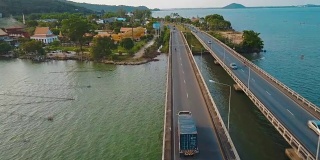 从鸟瞰图上看，卡车驾驶跨越泰国宋卡河上的桥梁