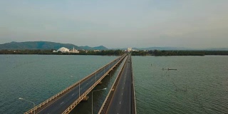 车辆在泰国松卡河上过桥的鸟瞰图