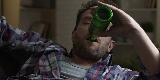 喝瓶子里的啤酒，在沙发上睡着，酗酒，还有坏习惯