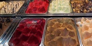 全景冰箱店，不同口味的冰淇淋躺在托盘里