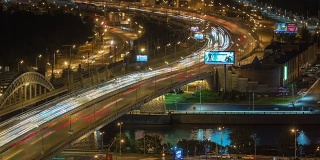 夜晚照亮莫斯科城市交通大桥公路环河航拍全景，4k时间流逝俄罗斯
