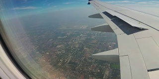 从一架喷气式飞机的窗口看曼谷的城市景观