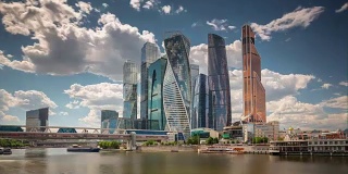 夏日阳光明媚的一天莫斯科现代城市河边全景4k时间流逝俄罗斯