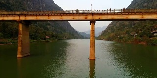 琅勃兰邦，老挝，琅勃兰邦，河流，青山。橙色的日落。