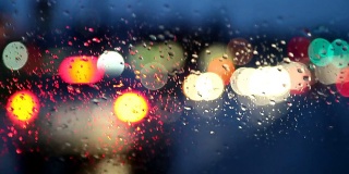 驾驶在漆黑的雨夜，架焦点