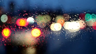 驾驶在漆黑的雨夜，架焦点视频素材模板下载