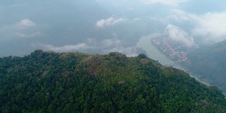 4k无人机航拍视频。老挝琅勃兰邦，Nong Khiaw村的Phadeng峰，河流，青山。