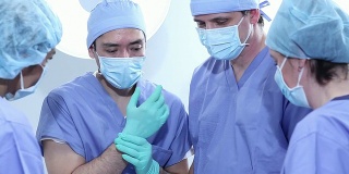 手术室里的一组外科医生