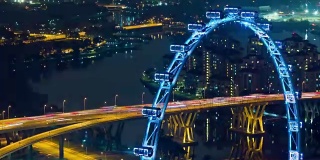 夜晚照亮了新加坡著名的飞行交通大桥道路顶部全景4k时间流逝
