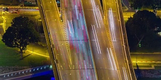 夜晚照亮新加坡交通街道桥屋顶观看4k时间流逝