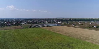 太阳能发电站全景图，太阳能电池板，太阳能电池板，俯视图，鸟瞰图，太阳能发电站，可再生资源主题的产业背景，发电站，俯视图，