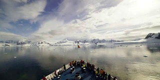 时光流逝:南极洲游客乘船游览勒梅尔海峡