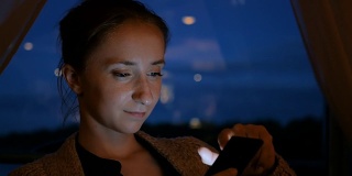 一名女子在咖啡馆使用智能手机