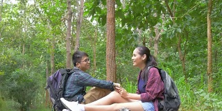 亚洲夫妇在国家公园里放松和交谈。