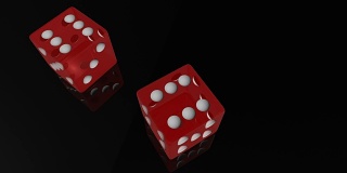 在慢镜头中，红色的透明立方体落在赌场的黑色镜子桌上。