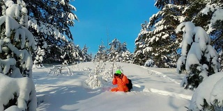 一个人拿着相机在冬天的雪景室外拍照。