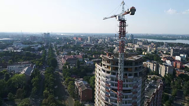 施工多层建筑，塔吊，未完工多层建筑，建筑高层，全景