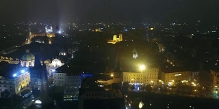布拉格的夜景，从空中俯瞰老城全景，灯火通明的夜城，布拉格
