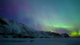 北极光(北极光)在挪威北部冬季罗浮敦群岛上空的夜空中的时间推移剪辑。视频素材模板下载