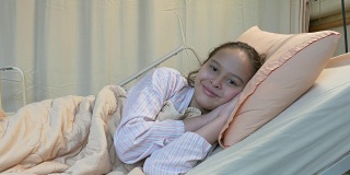 亚裔美国少女躺在医院病床上