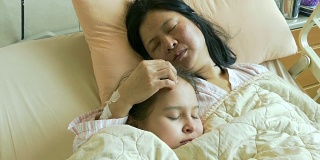 小女孩躺在病床上安慰生病的母亲