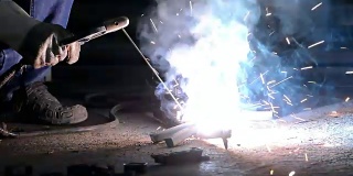工业手工工人用电火花焊接钢材