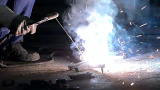 工业手工工人用电火花焊接钢材视频素材模板下载
