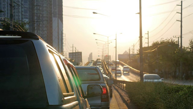 泰国曼谷的交通堵塞高峰时间是早上