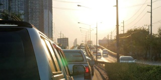 泰国曼谷的交通堵塞高峰时间是早上