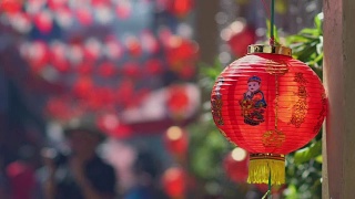 在唐人街旅游，装饰着中国新年灯笼视频素材模板下载