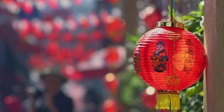 在唐人街旅游，装饰着中国新年灯笼