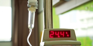 Loopable Cinemagraph视频。医院内有输液泵的病人，应及时关闭静脉滴注盐水。