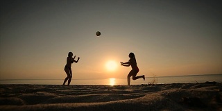 海滩排球在惊人的日落环境