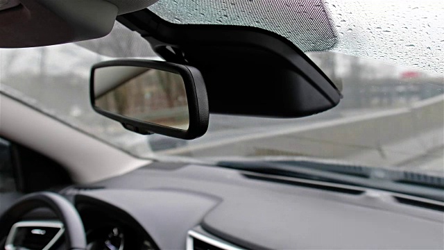 在雨中行驶时的汽车后视镜