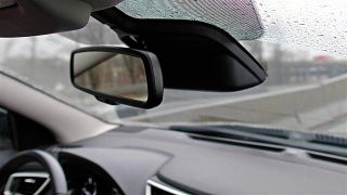 在雨中行驶时的汽车后视镜视频素材模板下载